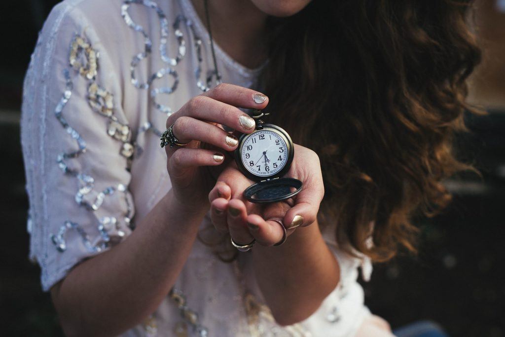 Eduquer Avec Sagesse Photo by Rachael Crowe on Unsplash Jeune femme tenant une montre